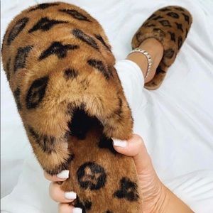 🔥New🔥Stylish Slippers. Tan and Black.